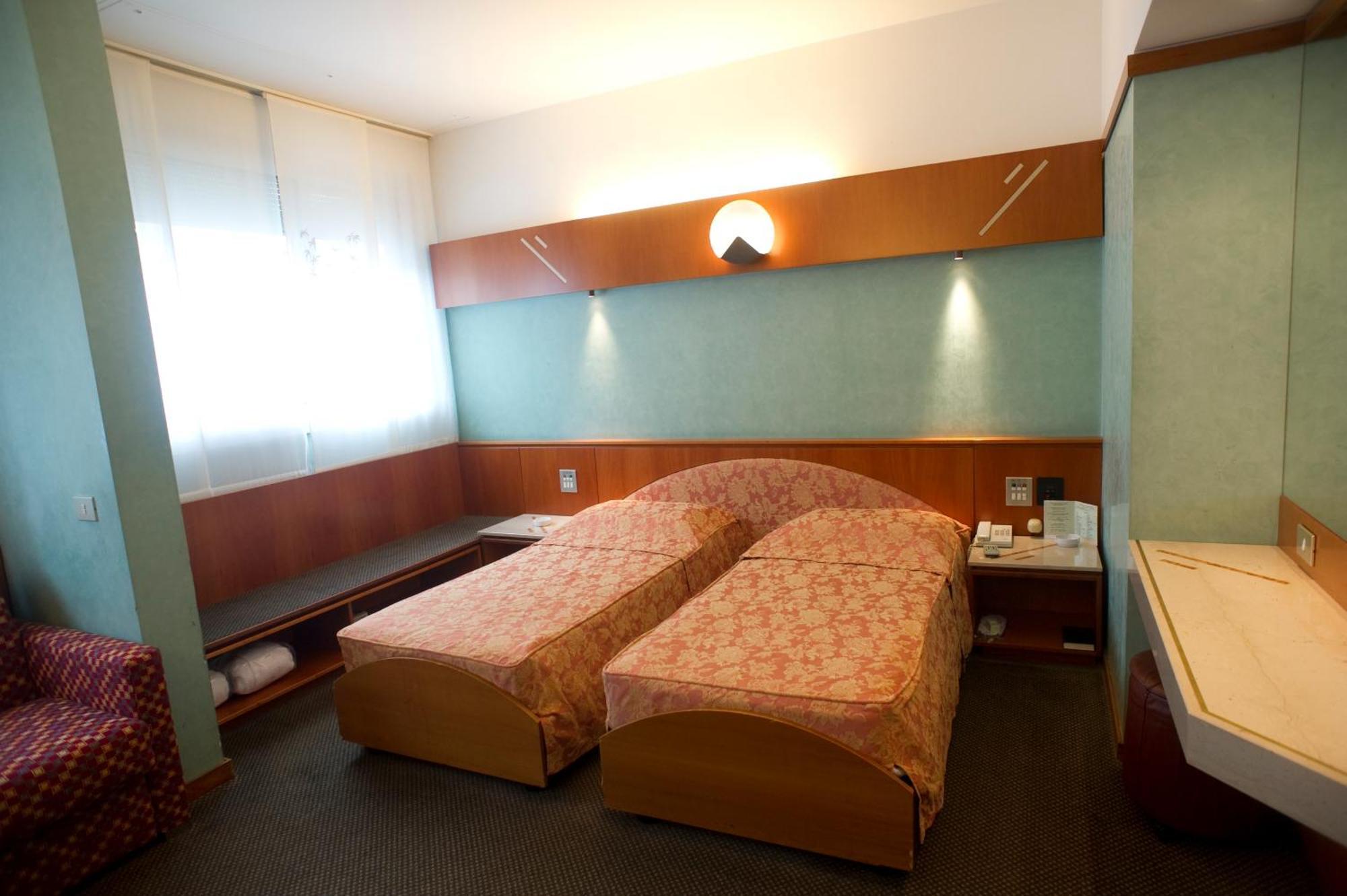 Quarto com 2 Camas de Solteiro