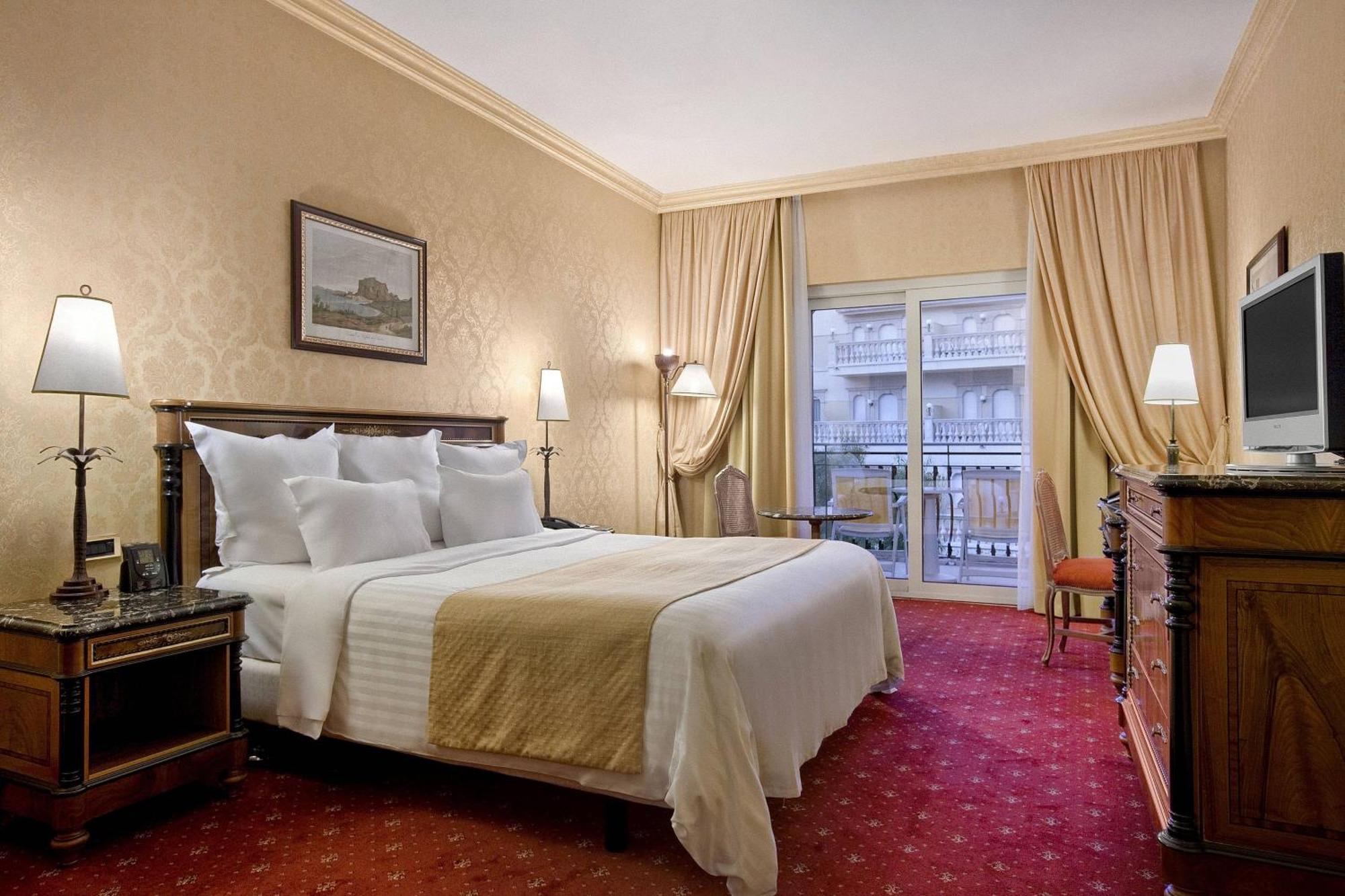 Chambre Lit King-Size avec Balcon - Vue Limitée