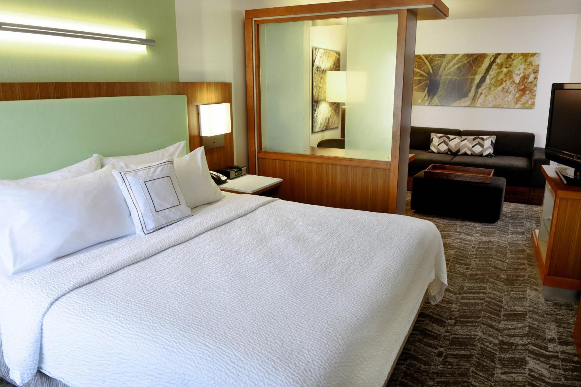 Zimmer mit Kingsize-Bett und Schlafsofa