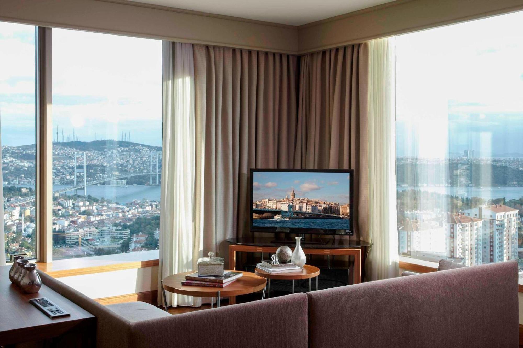Suite Angolare con Vista Bosforo e Accesso Lounge