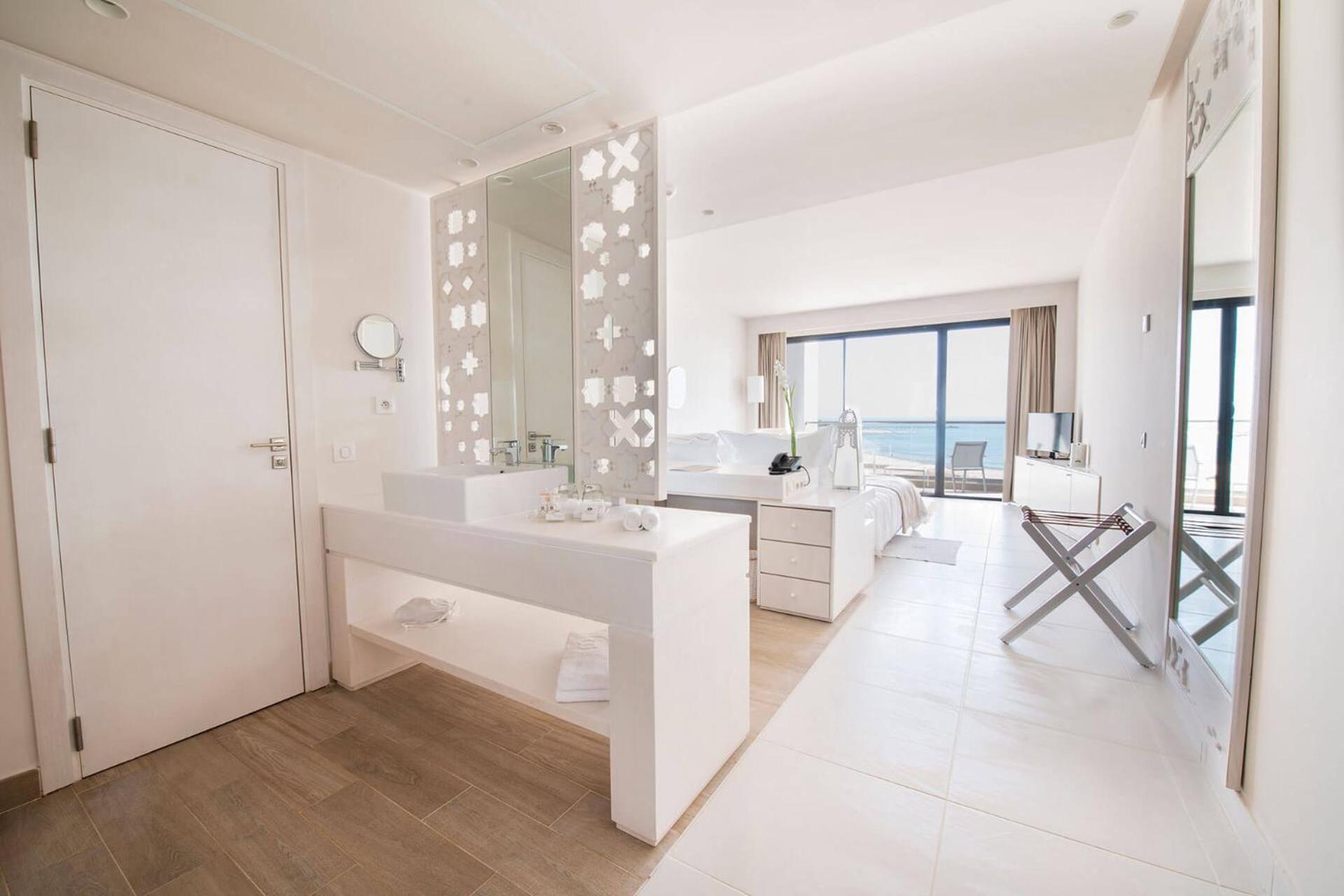 Suite Deluxe Matrimoniale/Doppia con Letti Singoli con Vista Mare e Piscina