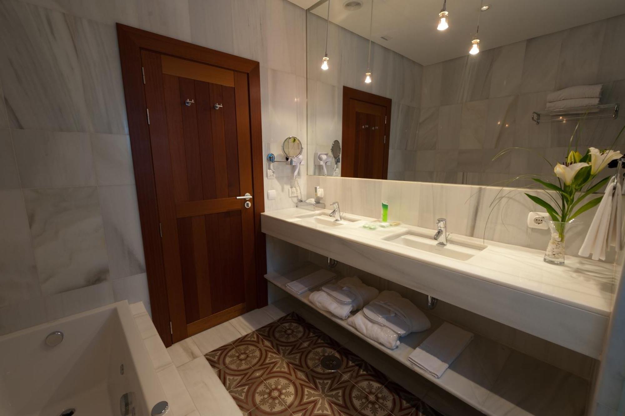 Junior Suite Spa Access,733205749:JPEG