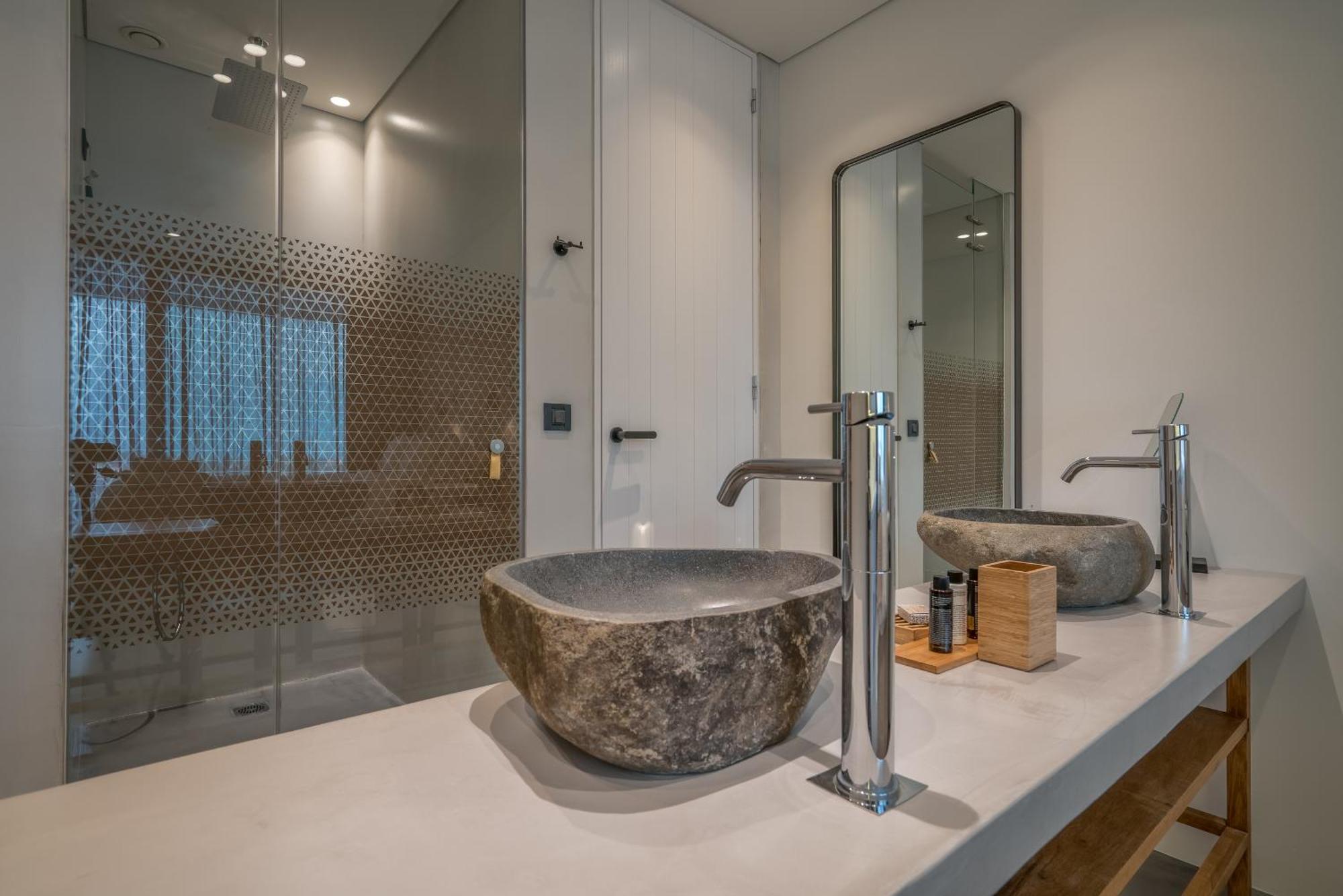 Suite con terraza con solárium y piscina