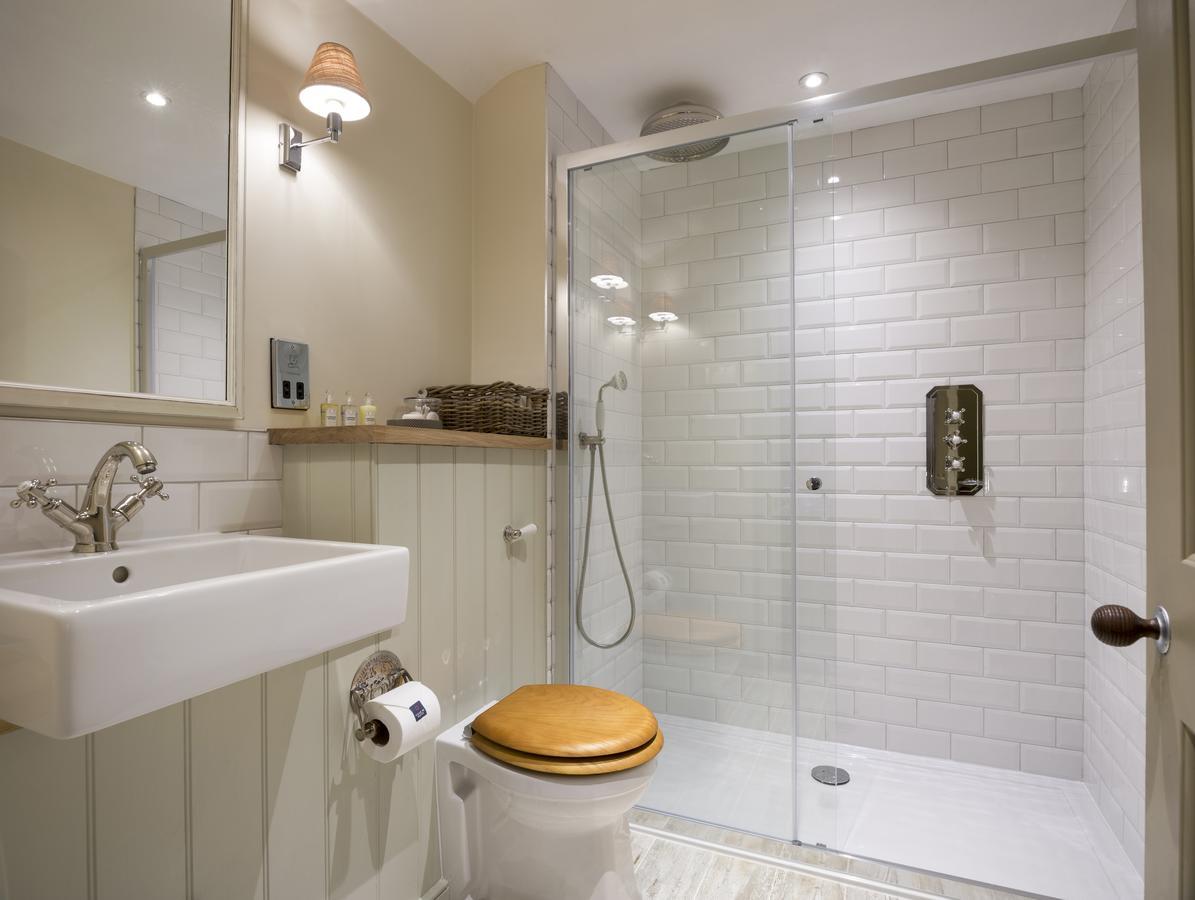 Deluxe Double Room Shower