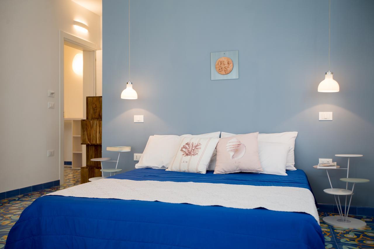 Zimmer mit Kingsize-Bett und Balkon