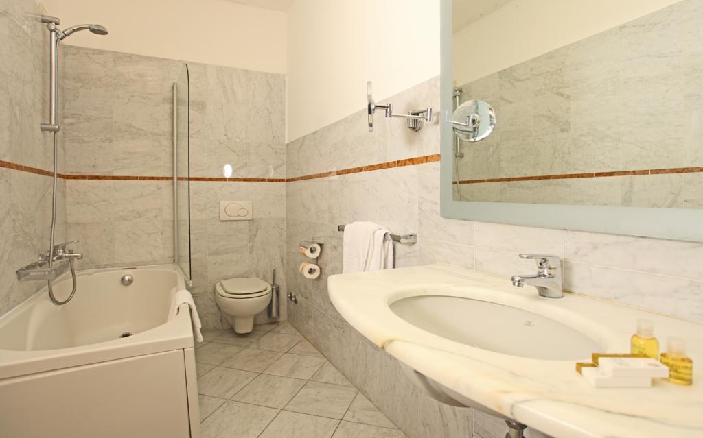 2 Doppelzimmer mit Verbindungstür und Aussicht