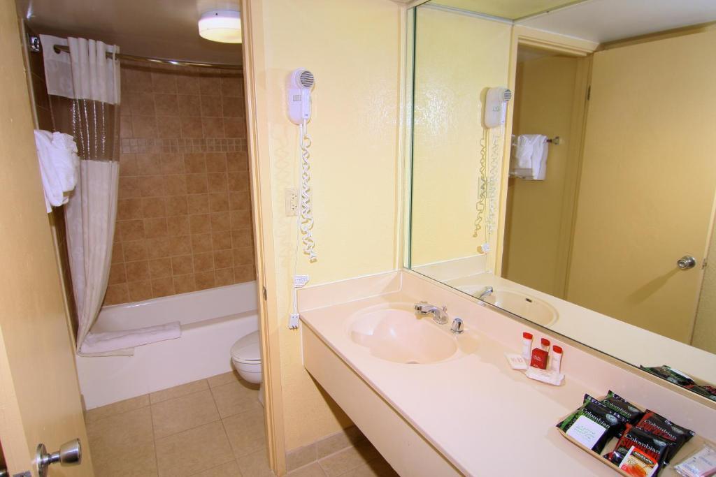 Superior 2 Queen Beds Poolview Inn Room