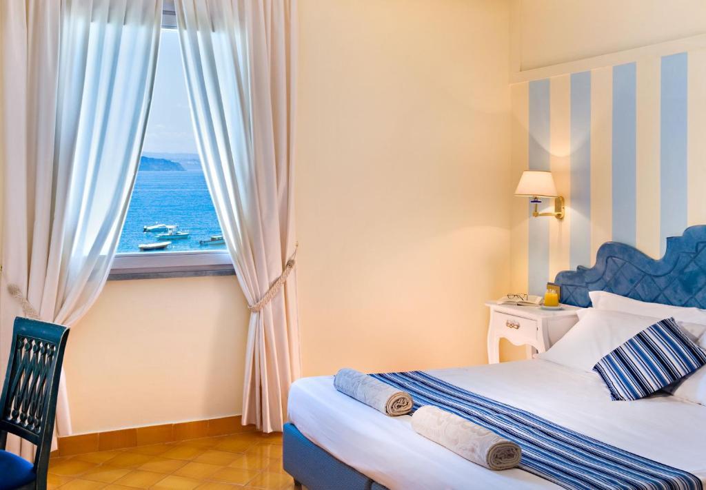 Quarto com Cama de Casal ou 2 Camas de Solteiro e Vista do Mar