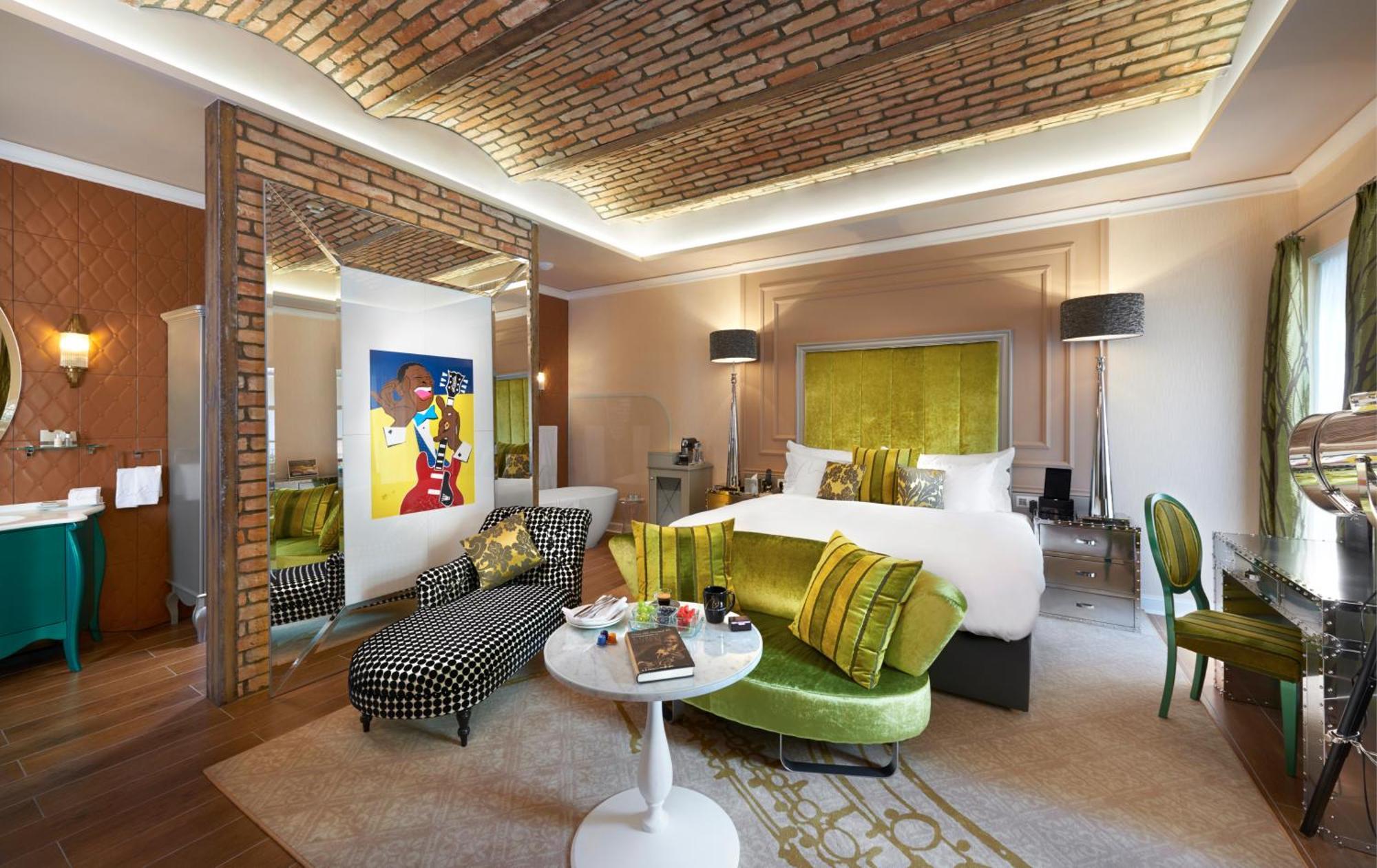 Aria Signature Large Luxury King Room