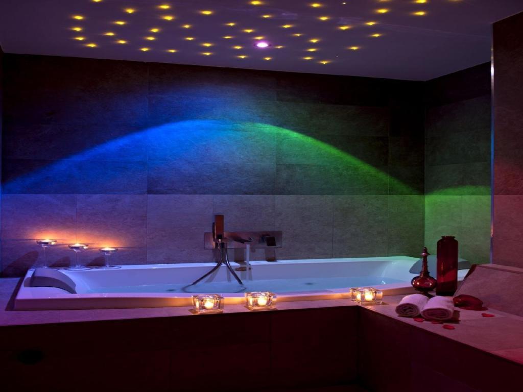 King Suite Spa Bath