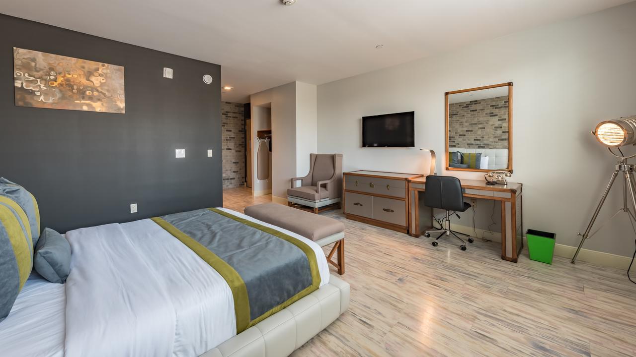 Habitación doble deluxe con cama grande y balcón