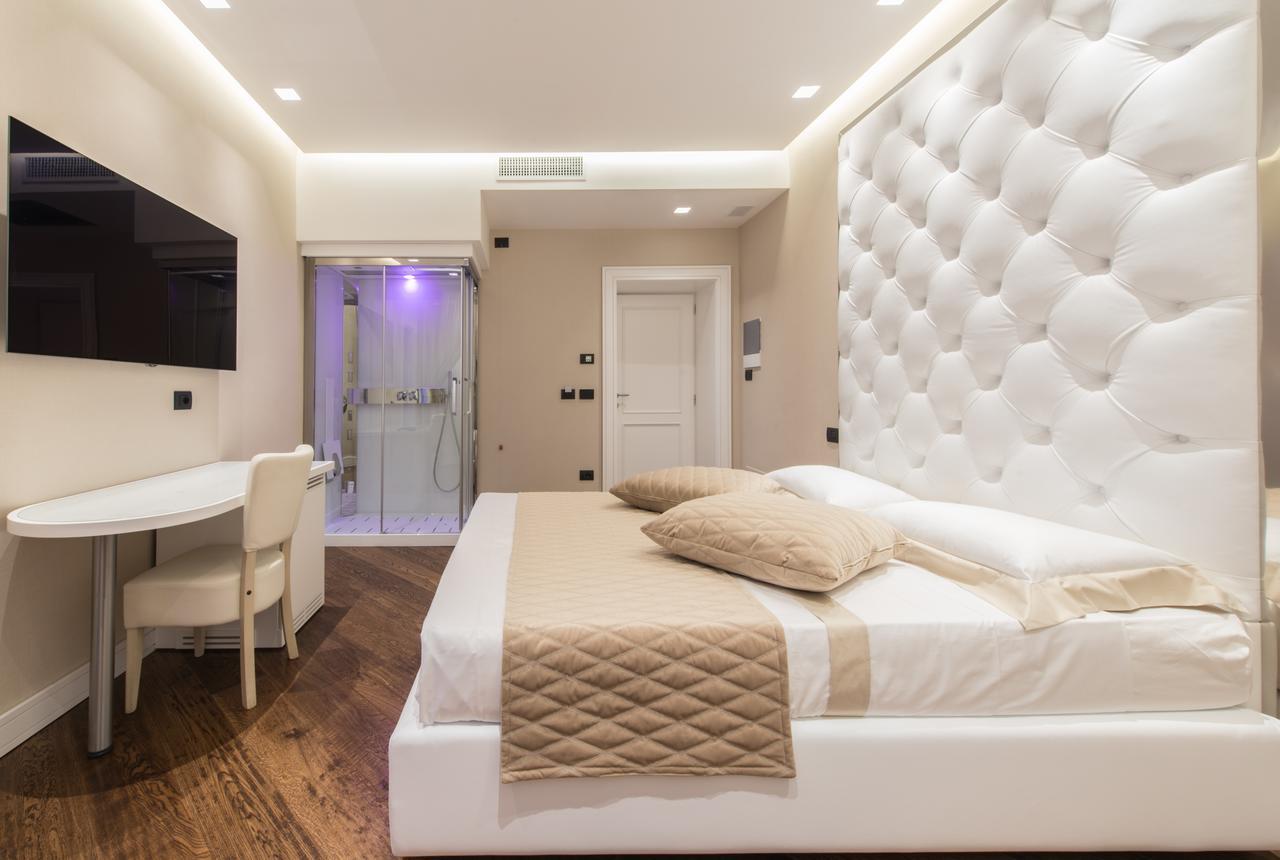 Deluxe Double Room Shower