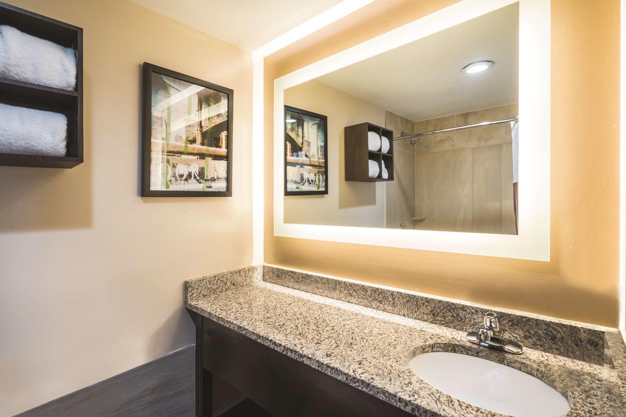 King Room Bath Tub Mobility or Hearing Accessible Non-Smoking