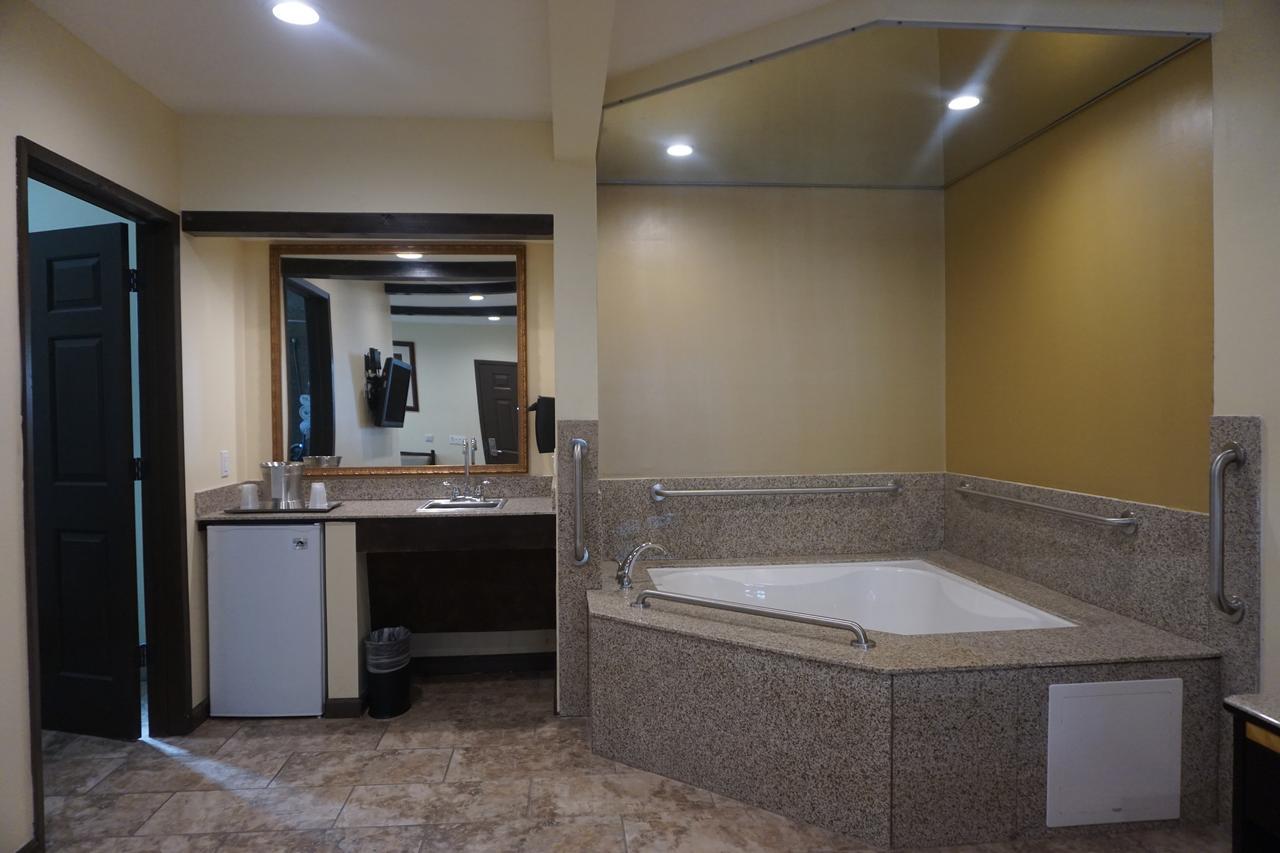 Habitación con cama extragrande y bañera de hidromasaje