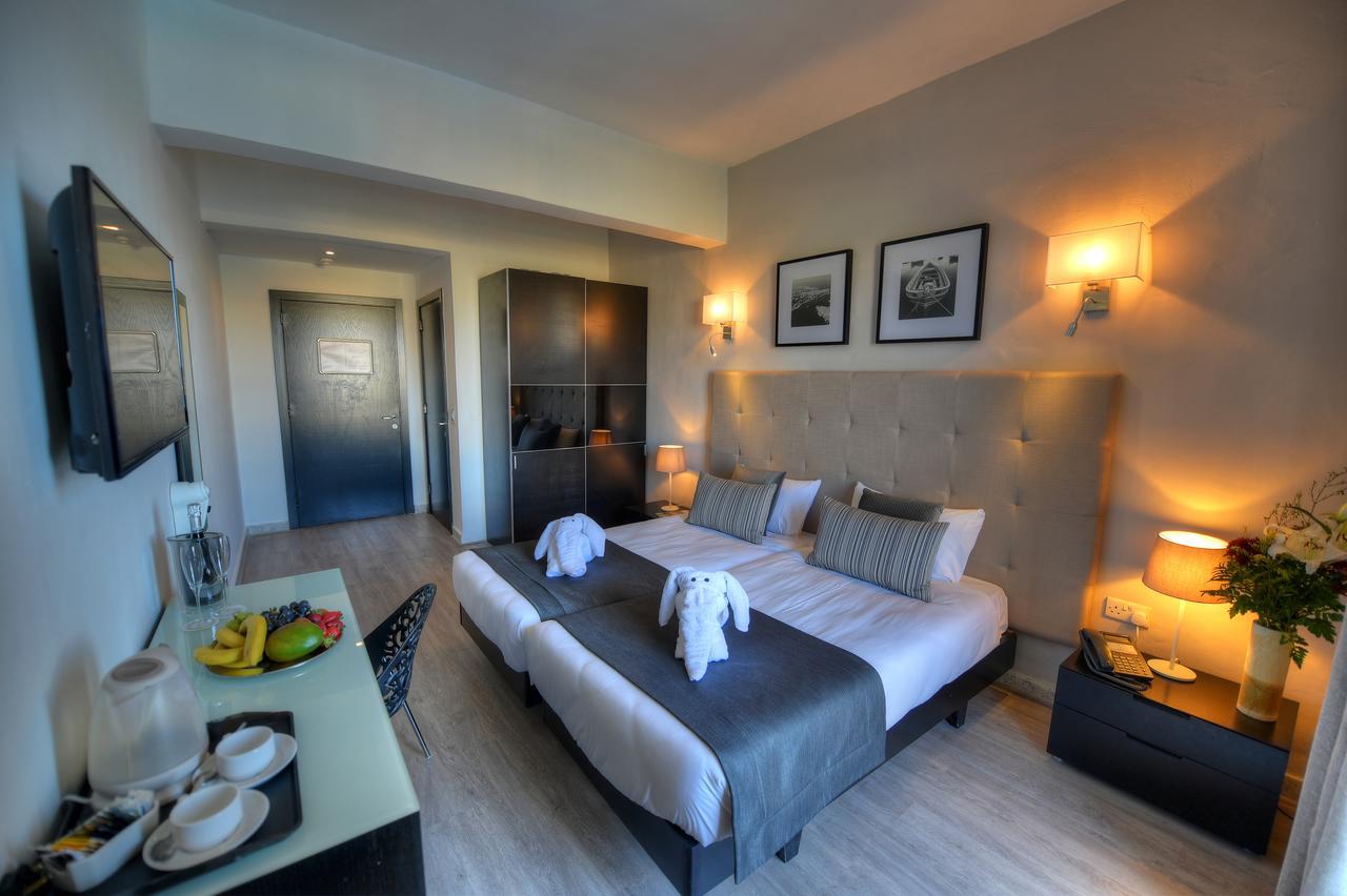 Doppel- oder Zweibettzimmer mit Meerblick und Balkon