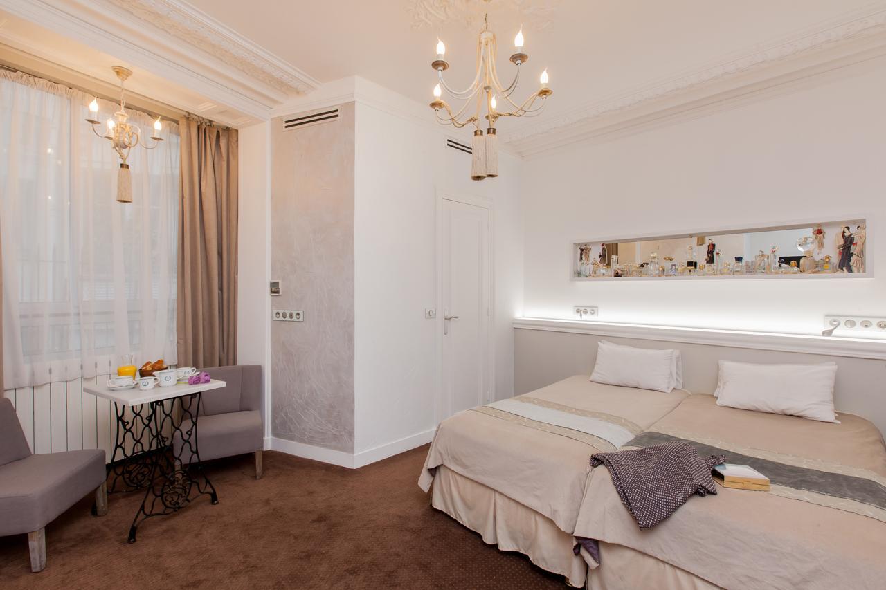 Quarto Clássico com 2 Camas de Solteiro