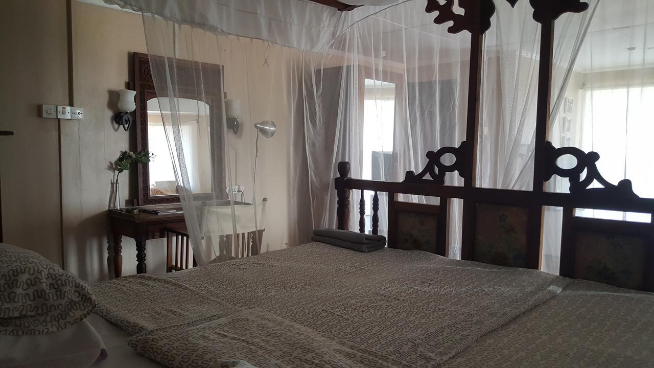 Habitación con cama extragrande.