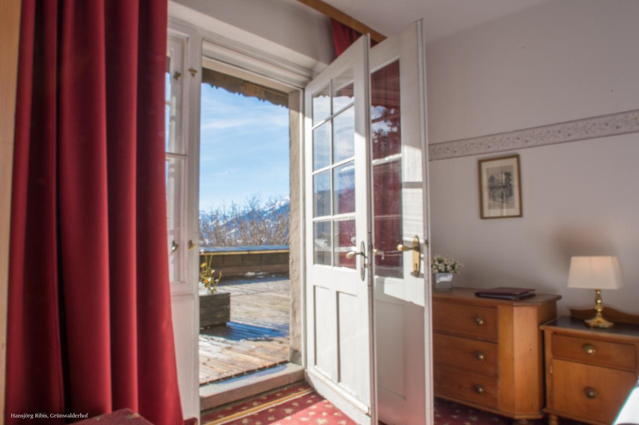 Doppelzimmer mit Balkon und Bergblick
