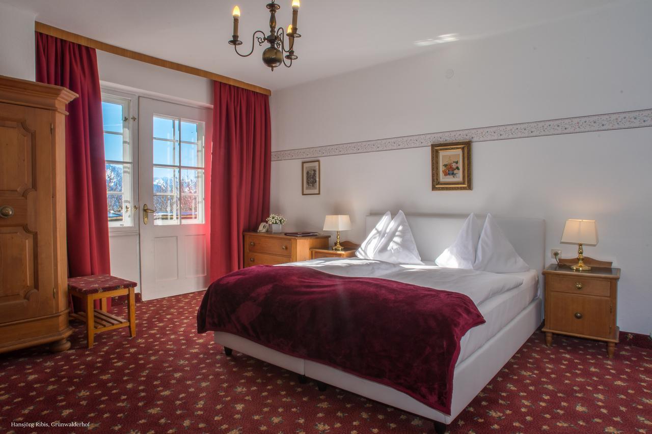 Doppelzimmer mit Balkon und Bergblick