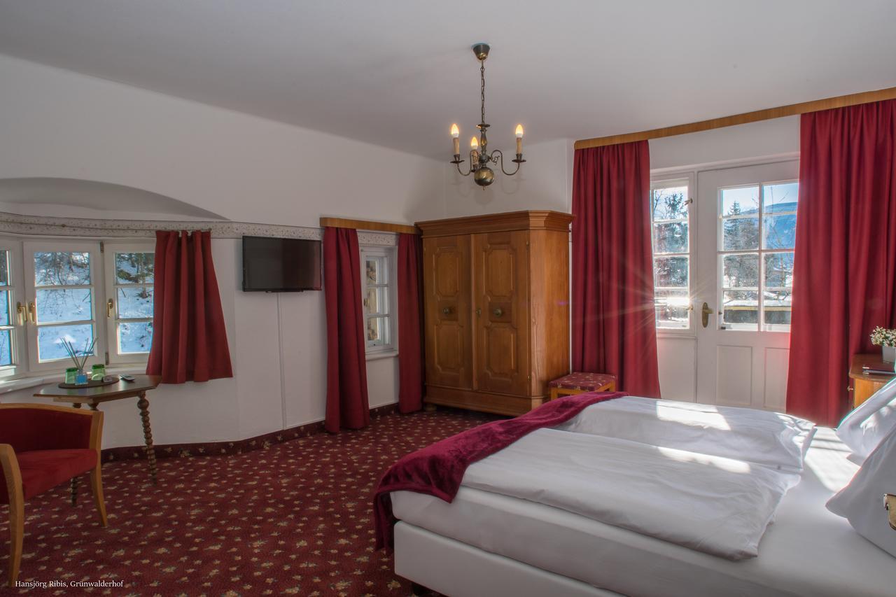Doppelzimmer mit Balkon und Bergblick