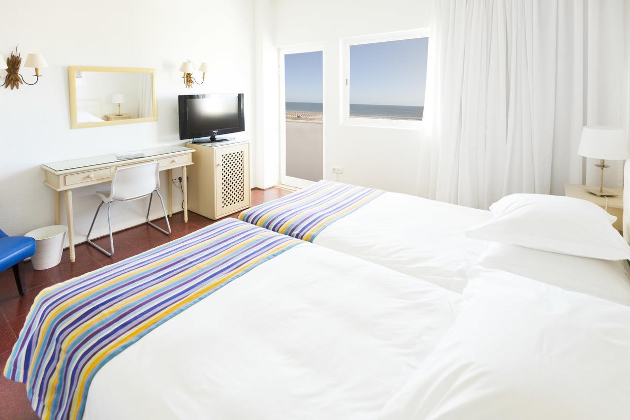 Habitación Doble con vistas al mar y balcón
