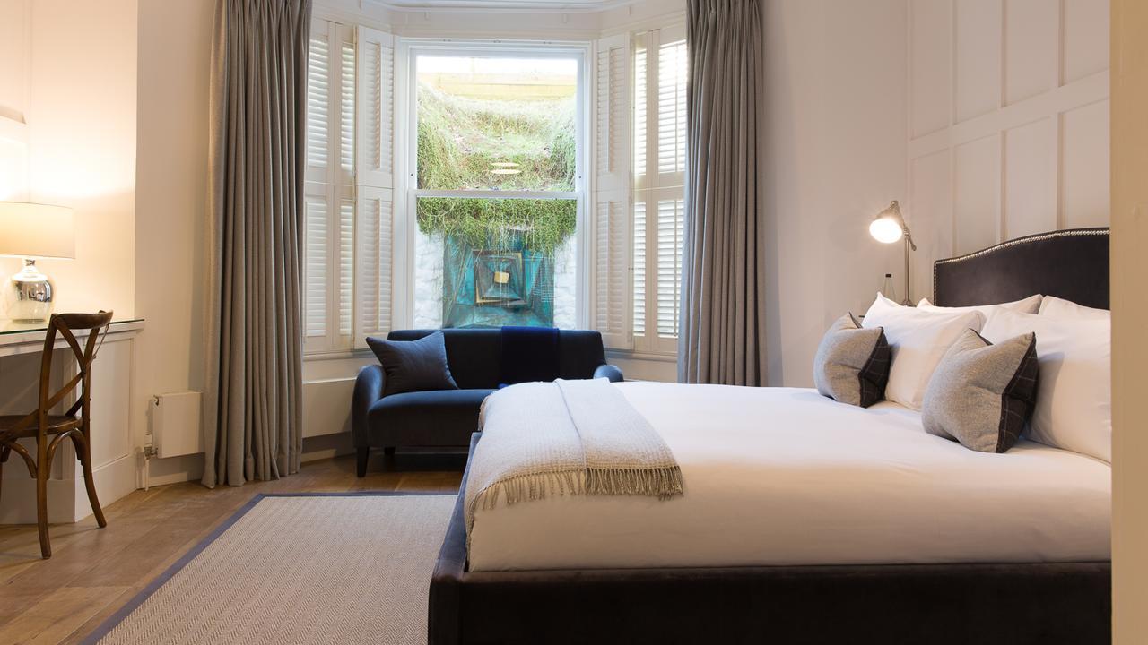 Luxury Double Room Bath City View