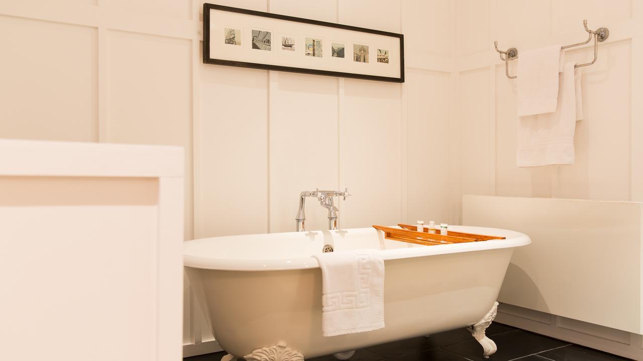 Luxury Double Room Bath City View