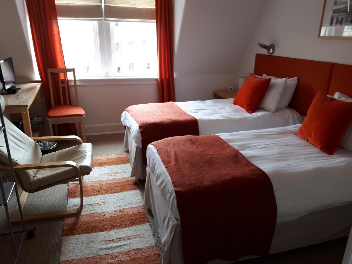 Twin Room En Suite Bathroom