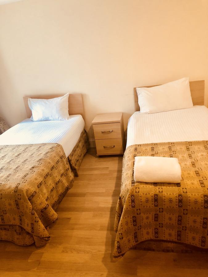 Chambre Lits Jumeaux avec Salle de Bains Commune (sans Fenêtre)