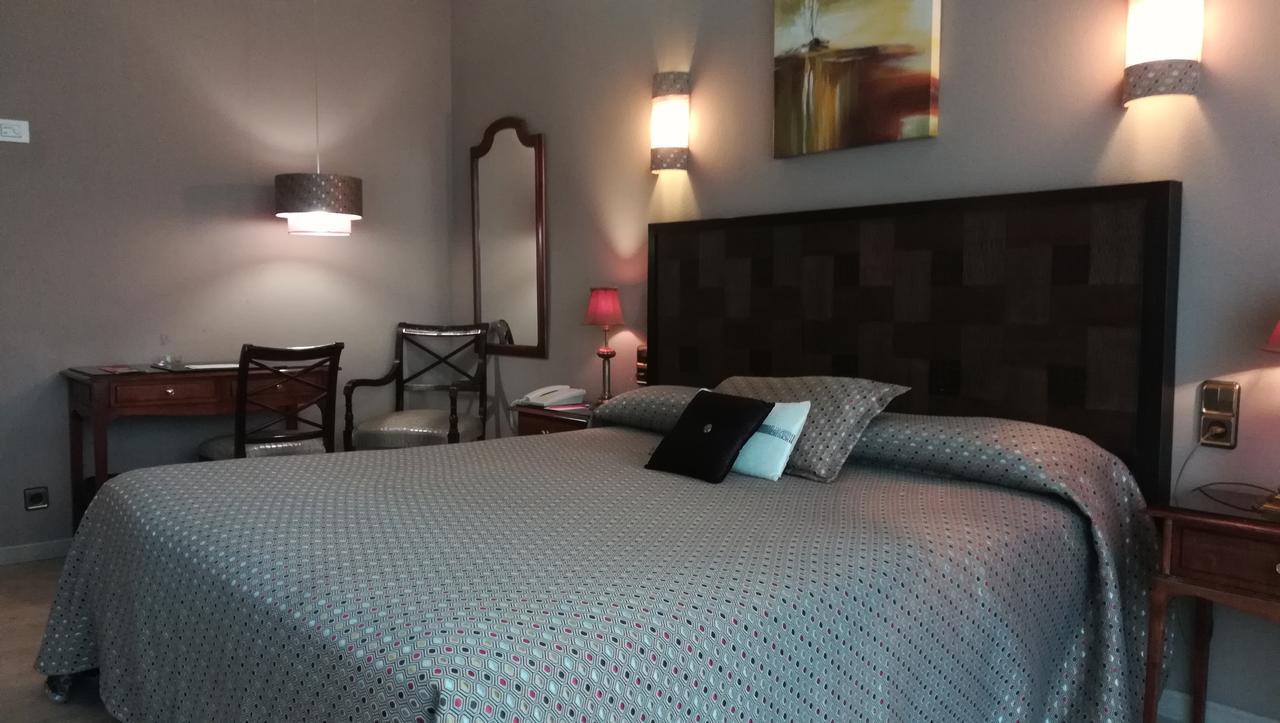 Quarto com Cama de Casal ou 2 de Solteiro