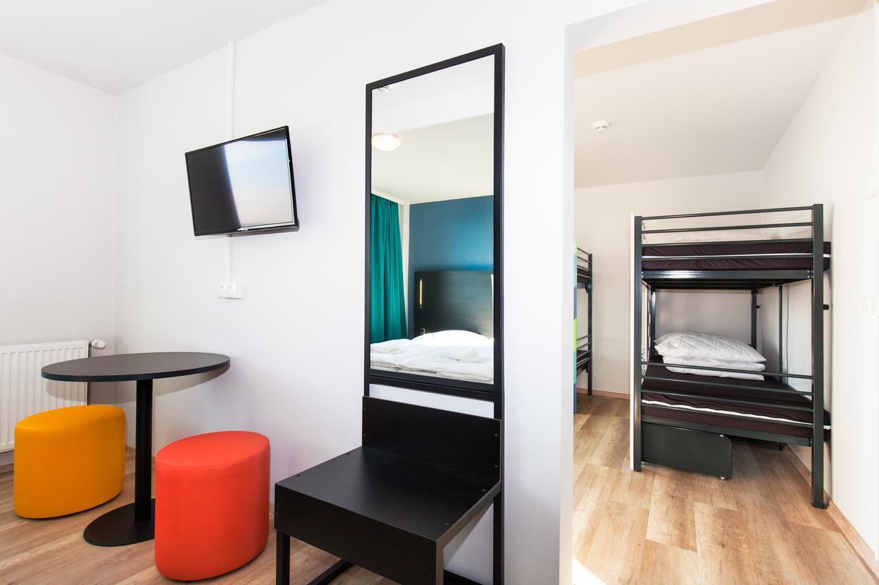Six-Bed Room,633314187:JPEG