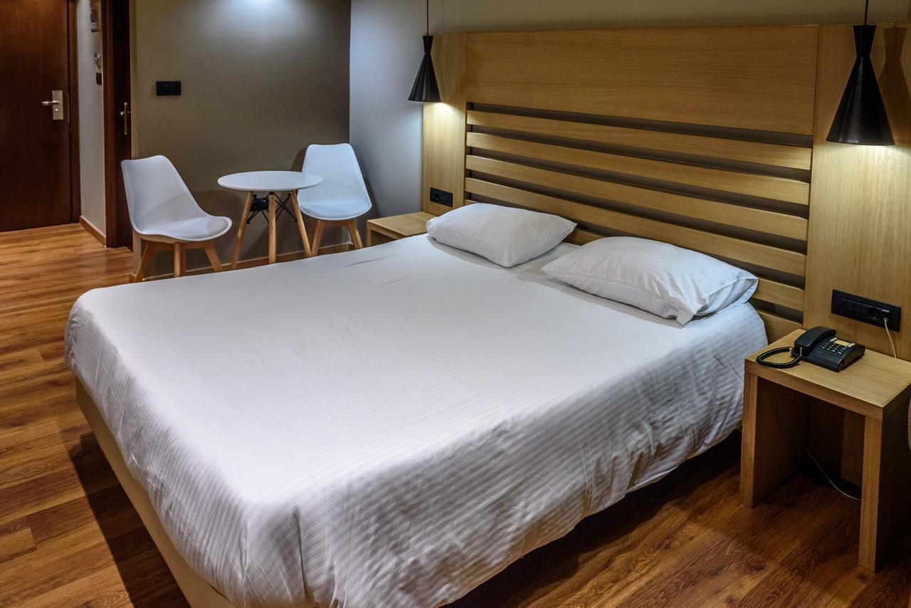 Standard Doppel- oder Zweibettzimmer mit seitlichem Meerblick