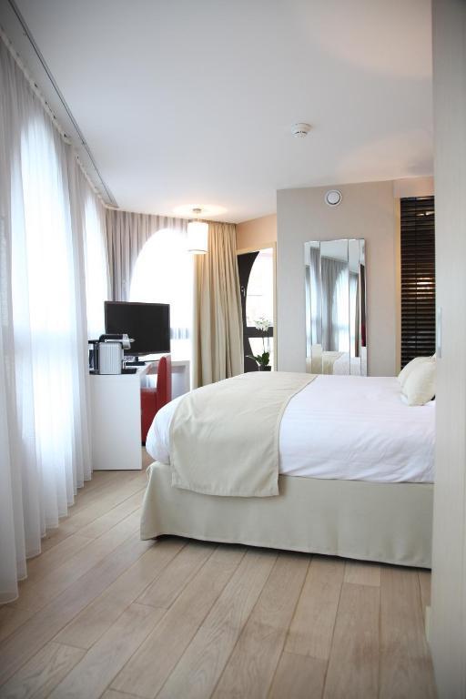 Deluxe Queen Room