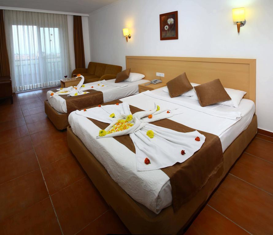 Quarto Grande com Cama de Casal ou 2 de Solteiro