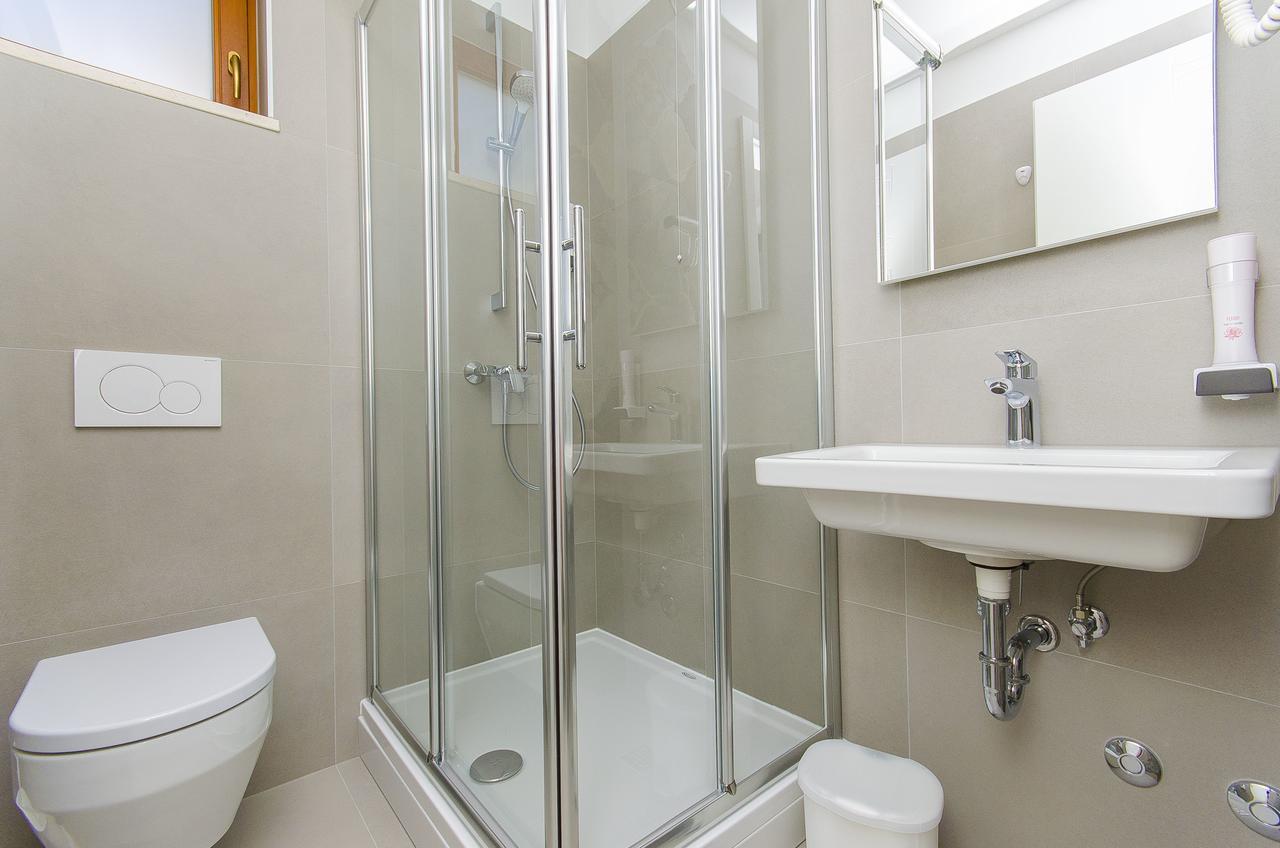 Tweepersoonskamer met Gedeelde Badkamer