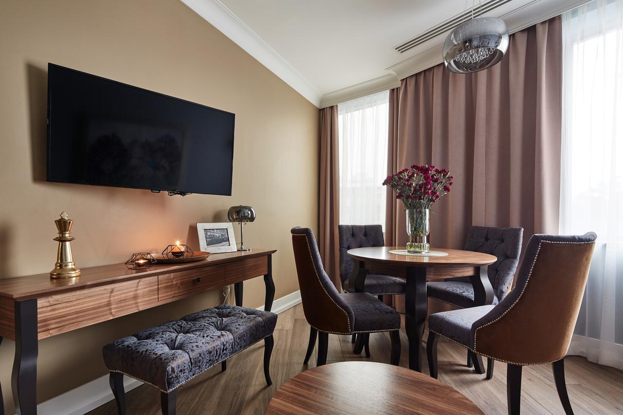 Luxury Deluxe One-Bedroom Apartment