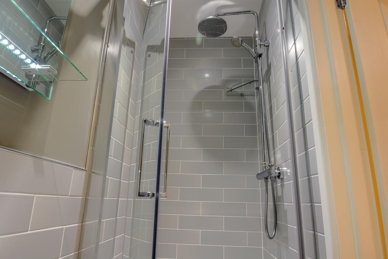 King Room Ensuite Shower