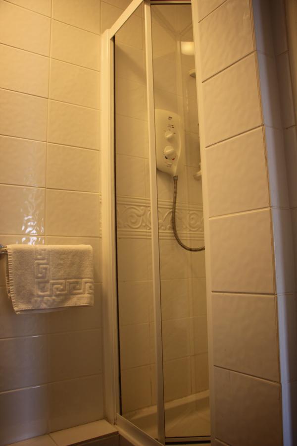 Twin Room En Suite Bathroom
