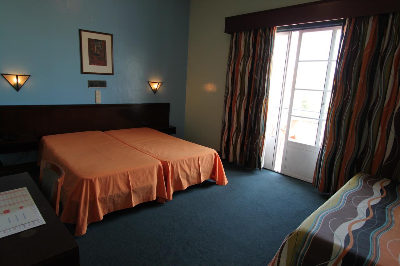Twin Room with Extra Bed (2 Adults + 1 Child up to 12 years old),998068062:JPEG