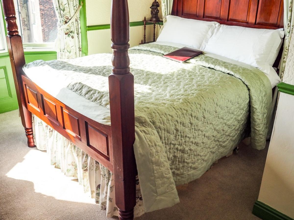 Double Room Four Poster Bed Sea View 2