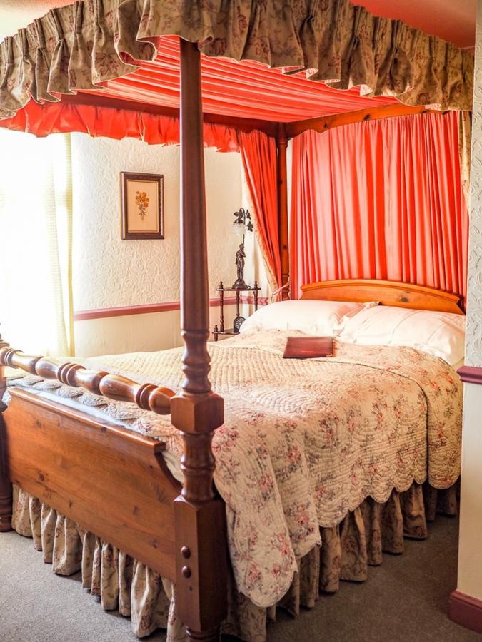Double Room Four Poster Bed Sea View 4