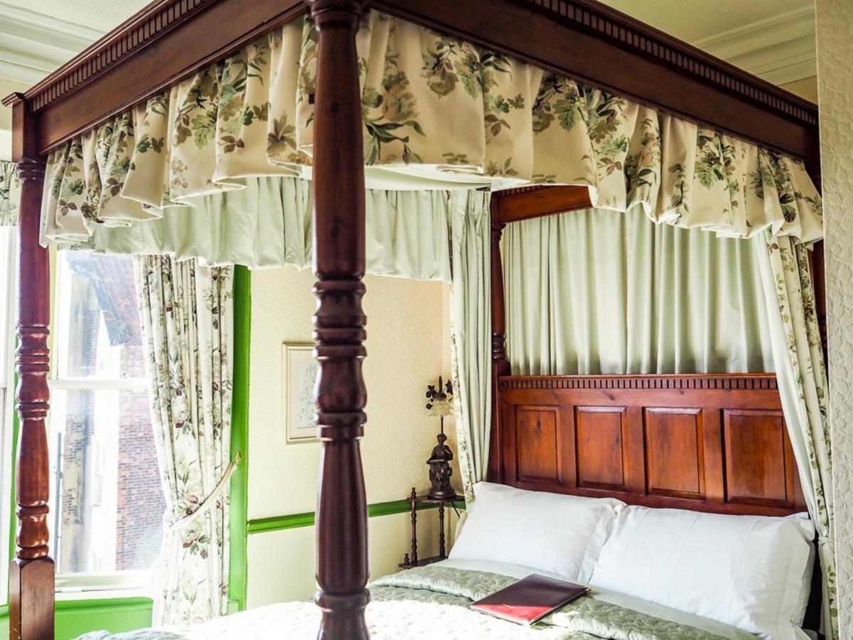 Double Room Four Poster Bed Sea View 2