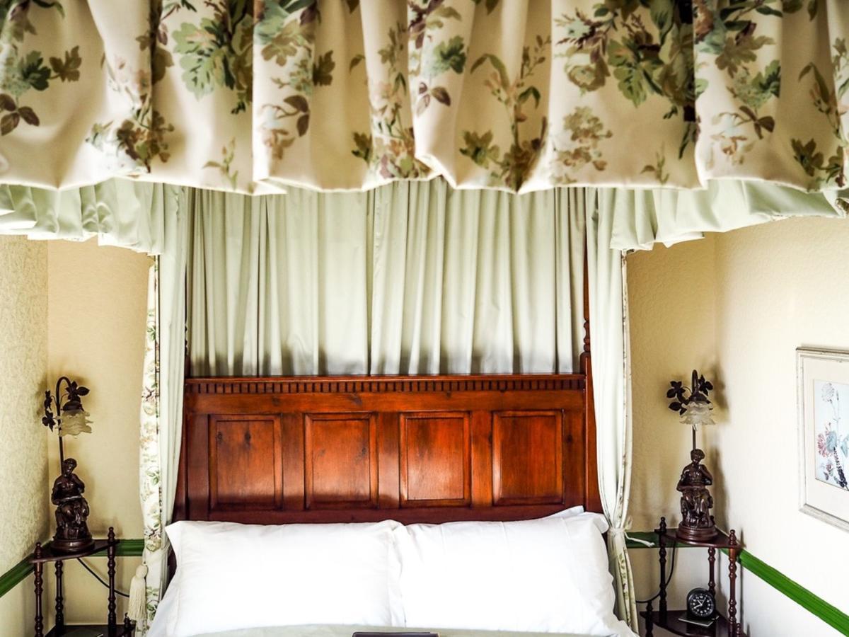 Double Room Four Poster Bed Sea View 2
