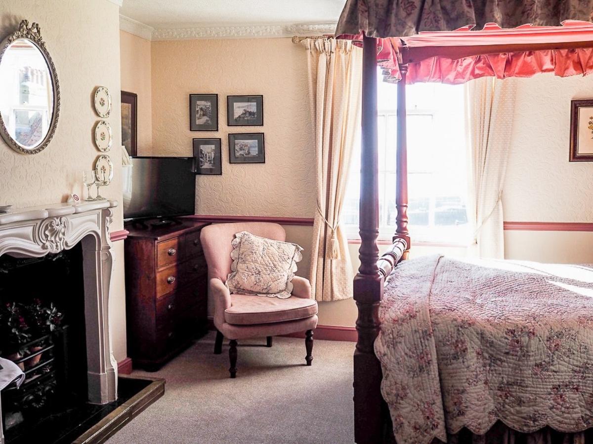 Double Room Four Poster Bed Sea View 4