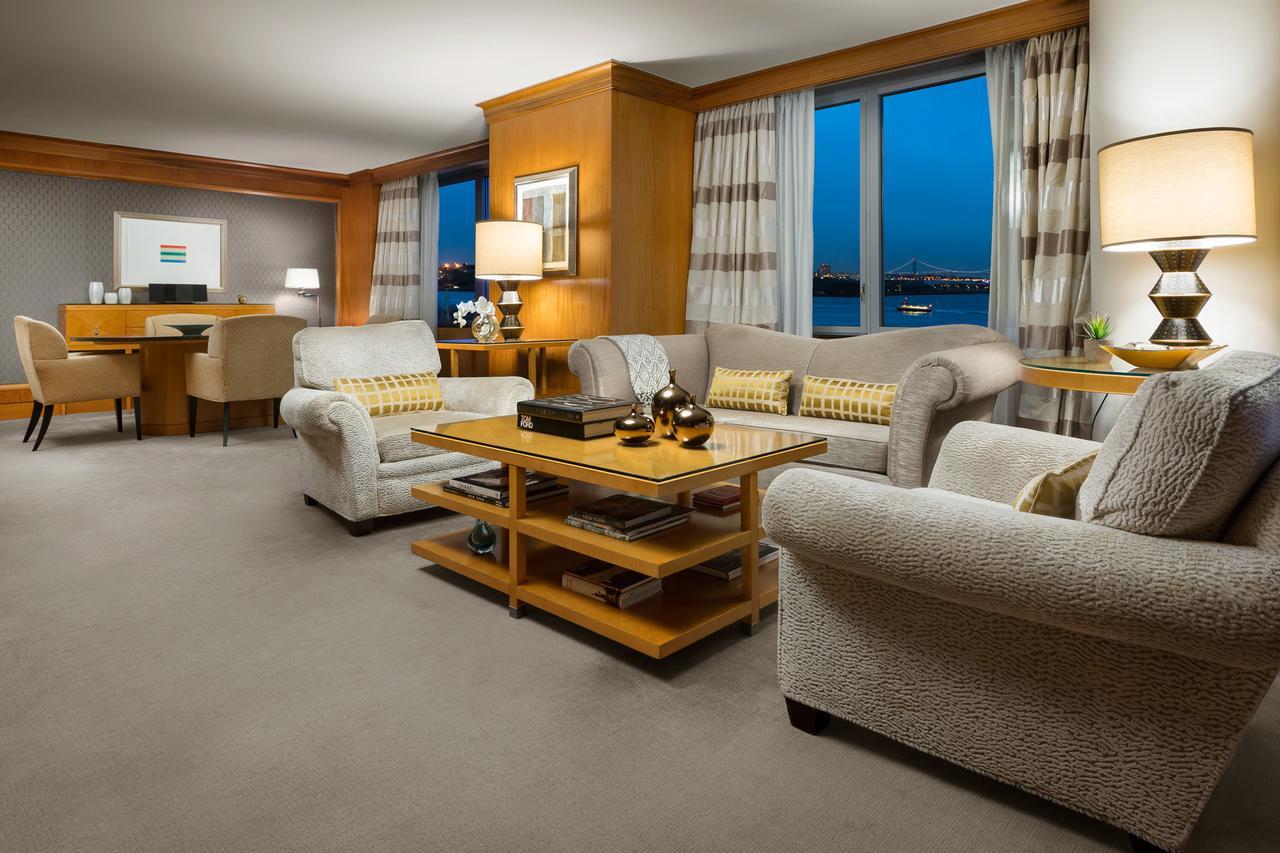 Premier Suite mit 1 Schlafzimmer, Kingsize-Bett und Blick auf die Statue