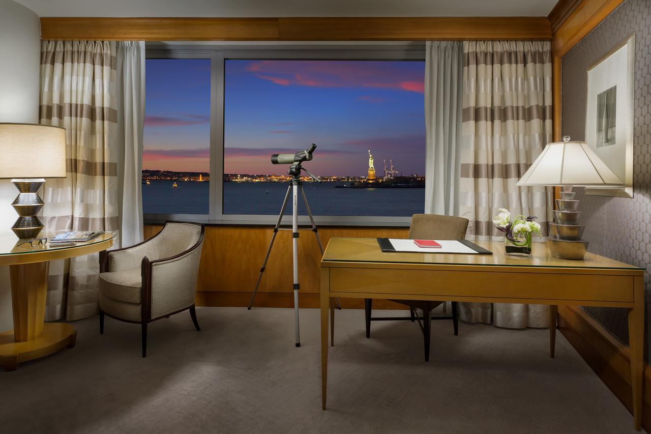 Executive Suite mit 1 Schlafzimmer und Kingsize-Bett mit Blick auf die Statue