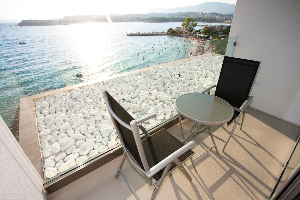 Camera Superior Matrimoniale o Doppia con Letti Singoli con Vista Mare e Balcone