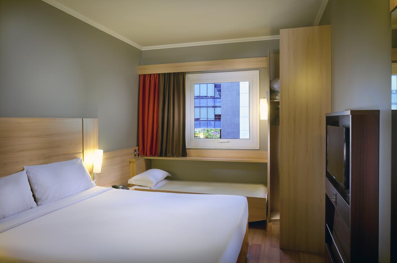 Habitación Estándar con cama grande y cama infantil
