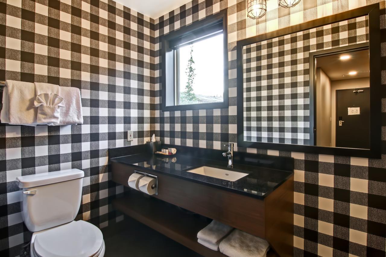 Habitación con cama grande y balcón