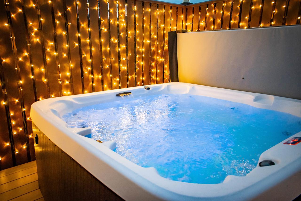 Three-Bedroom Lodge Private Hot Tub